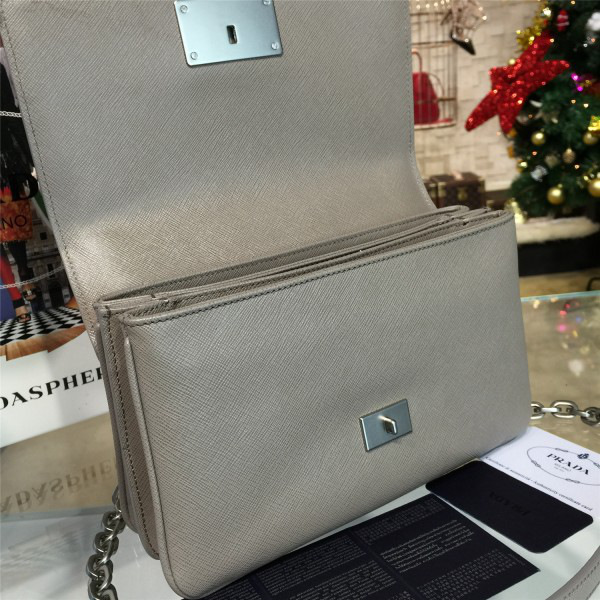 Pra*a metal closure 3930 24cm x 6.5cm x 12.5cm