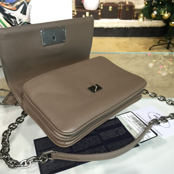 Pra*a metal closure 3908  23.5cm x 4.5cm x 15cm