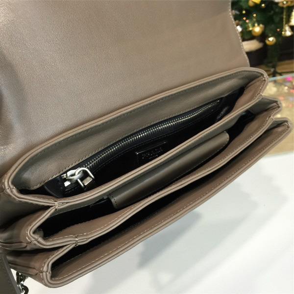 Pra*a metal closure 3913 30.5cm x 4.5cm x 19cm