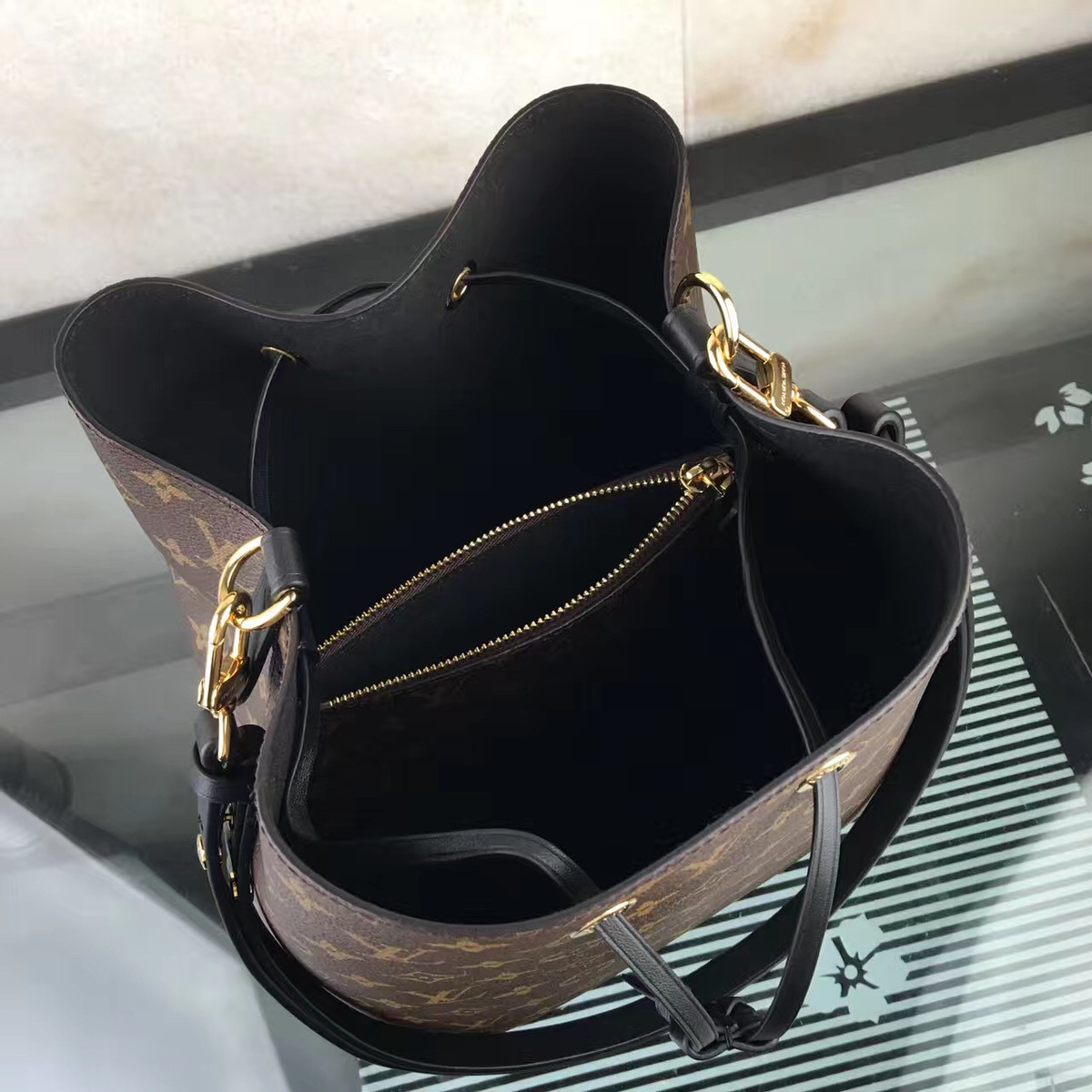 LV trendy bucket bag m44021 26 x 27 x 22