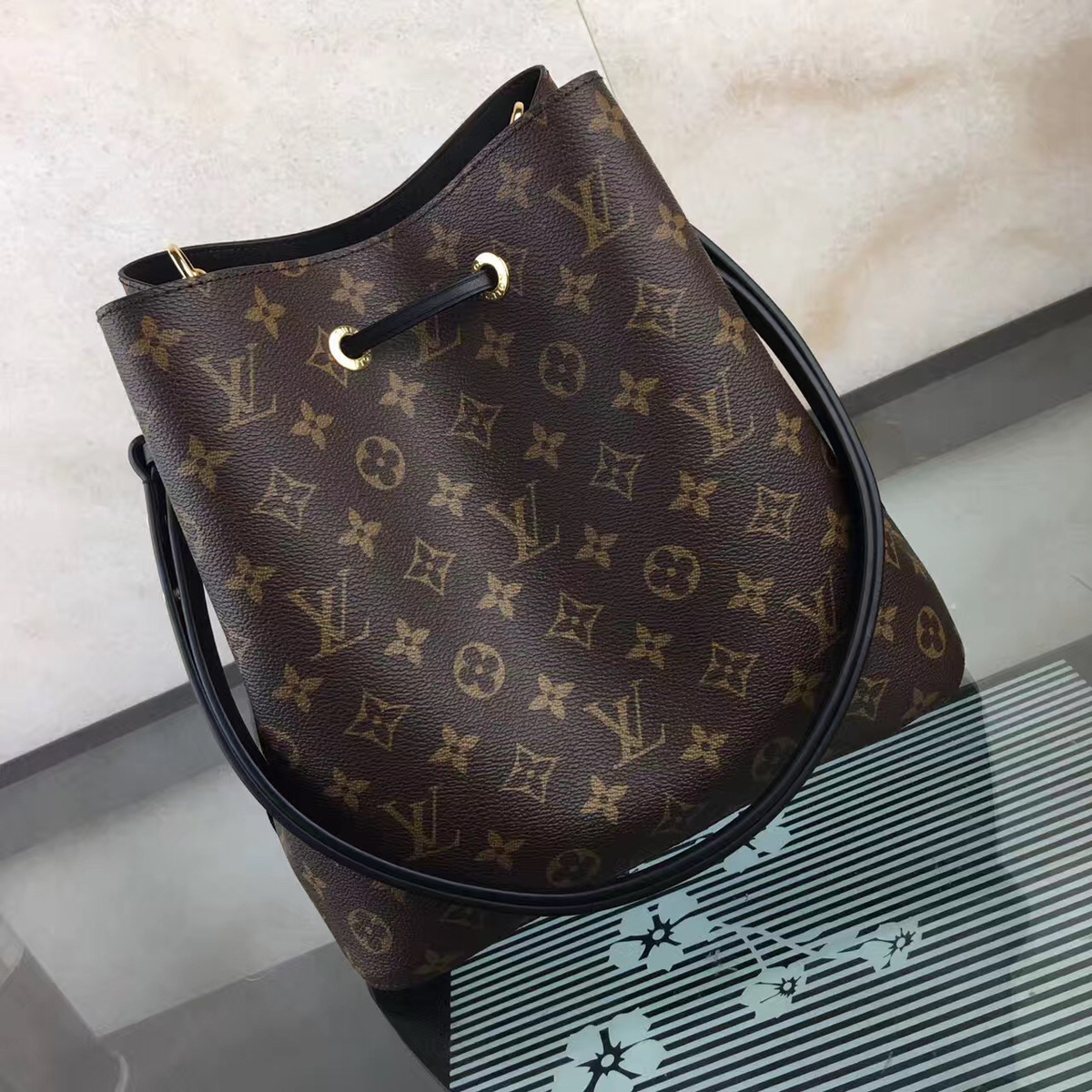 LV trendy bucket bag m44021 26 x 27 x 22