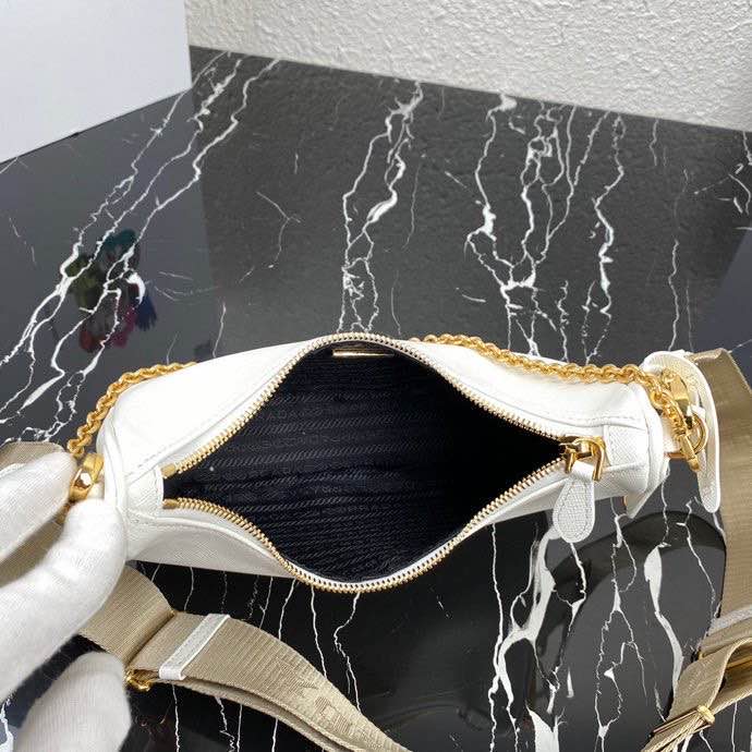 Pra*a hobo white 23*17*6.5cm