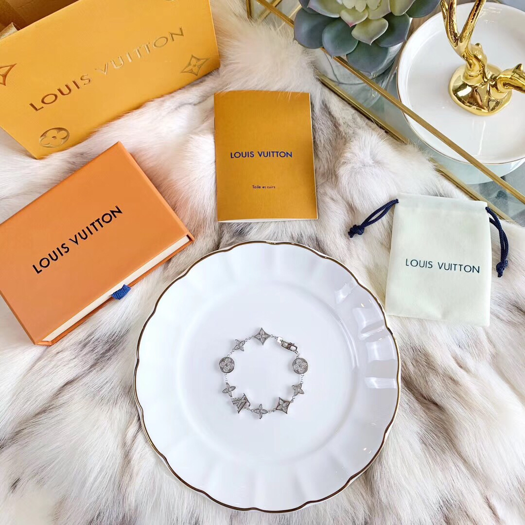 l0vis Vvtt0n hand catenary