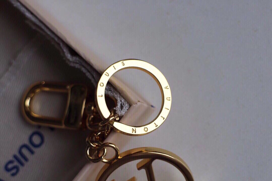 l0vis Vvtt0n key ring