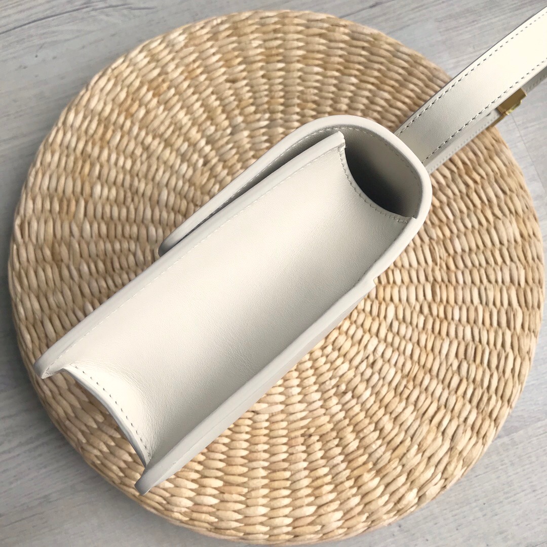 D10r 30 montaigne bag latte box calfskin white m9203umos 24 x 17 x 8 cm