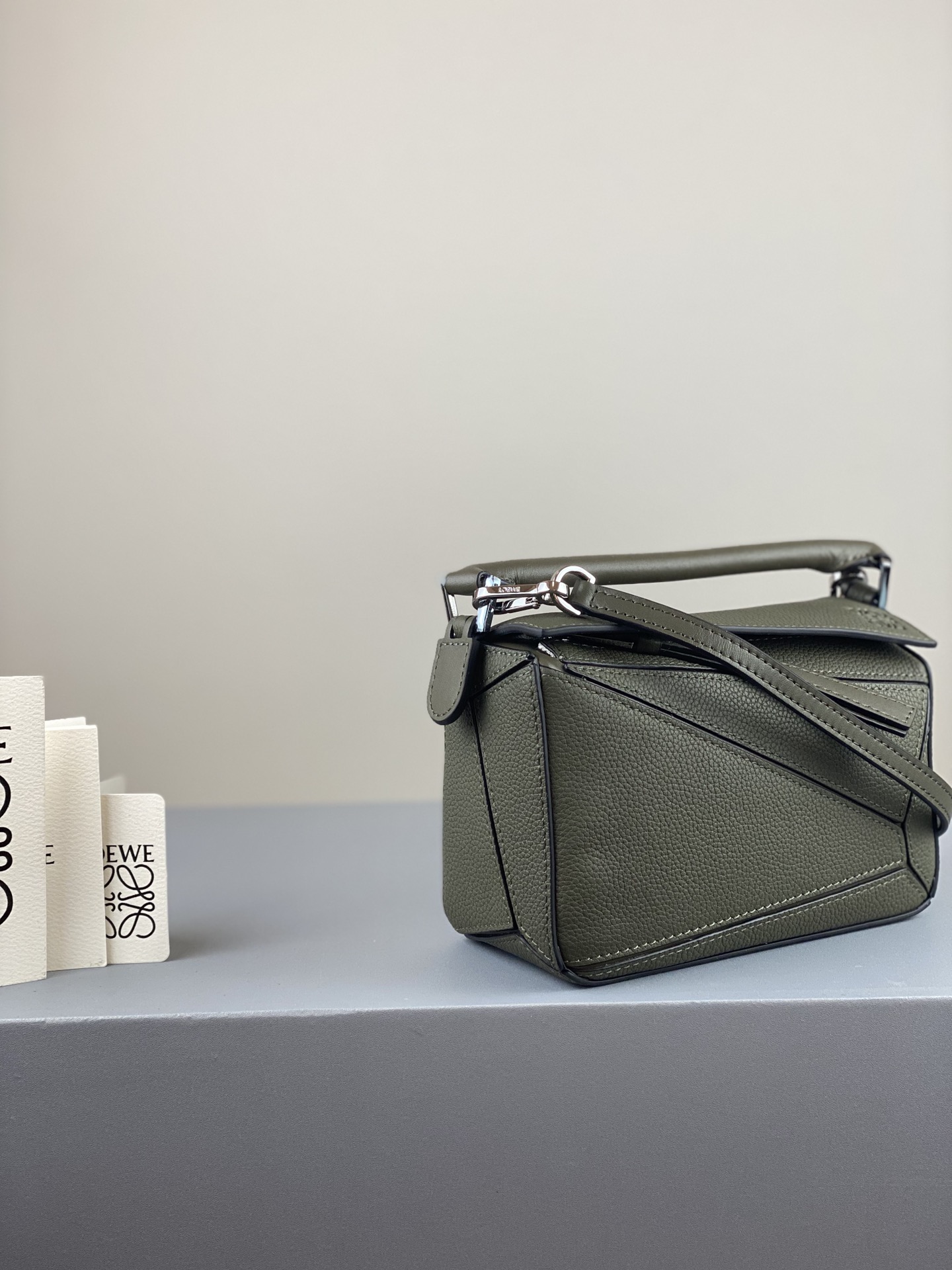 L0ew* mini puzzle bag in classic calfskin khaki green 322.30.u95 18 x 12.5 x 8 cm