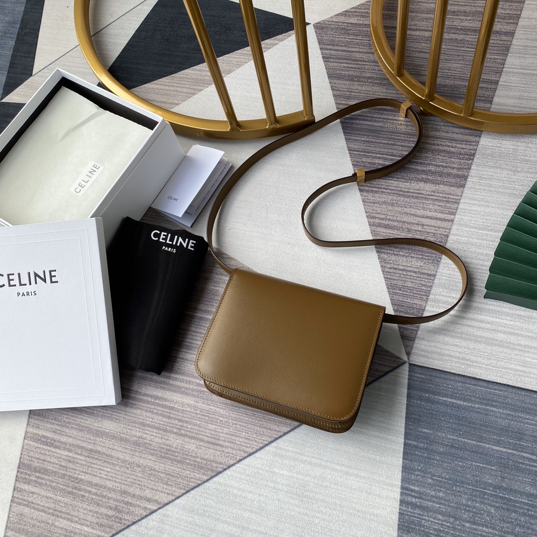 Ce1i*e small classic bag in box calfskin camel 189183dls 18 x 15 x 6 cm