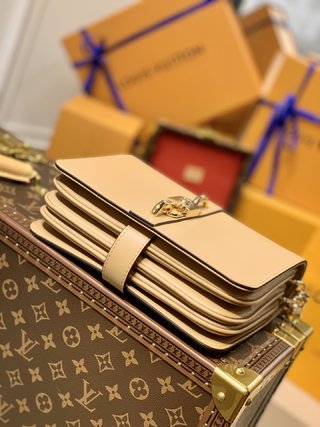 l0vis Vvtt0n rendez-vous calfskin camel m57745  17.0 x 22.0 x 7.0 cm