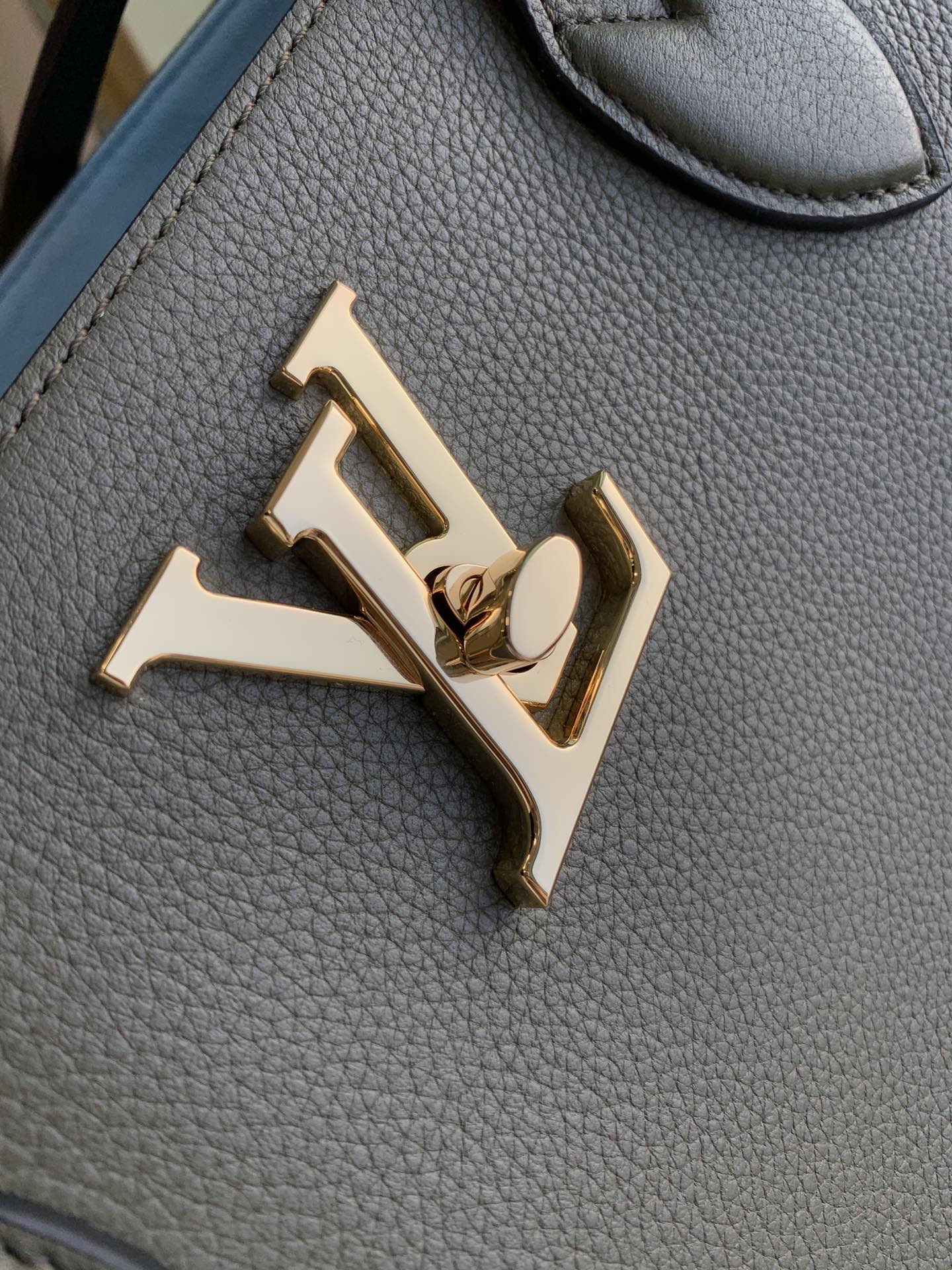 l0vis Vvtt0n lockme shopper leather khaki m57508 42.0 x 28.0 x 15.0 cm