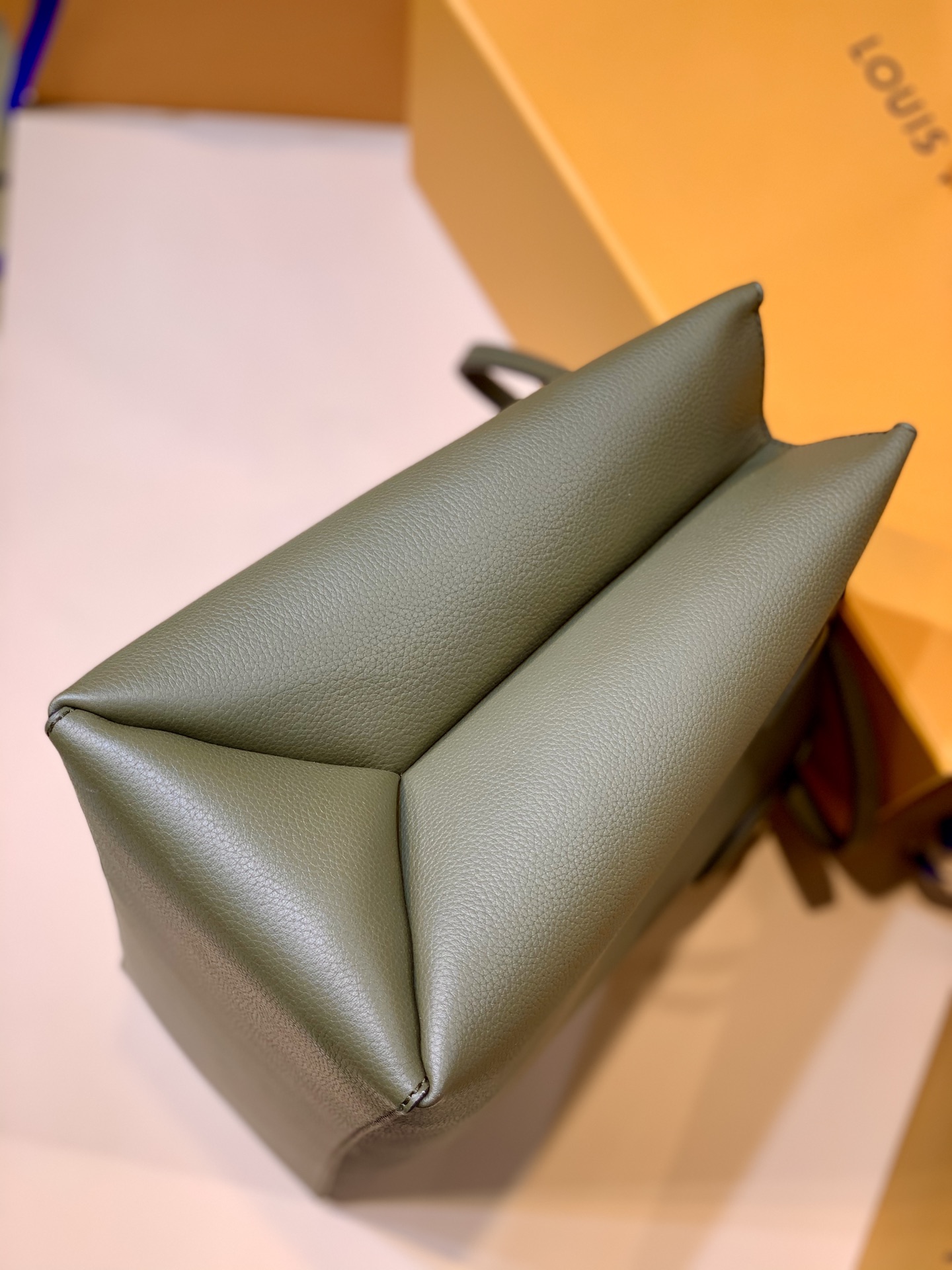 l0vis Vvtt0n lockme shopper leather khaki m57508 42.0 x 28.0 x 15.0 cm