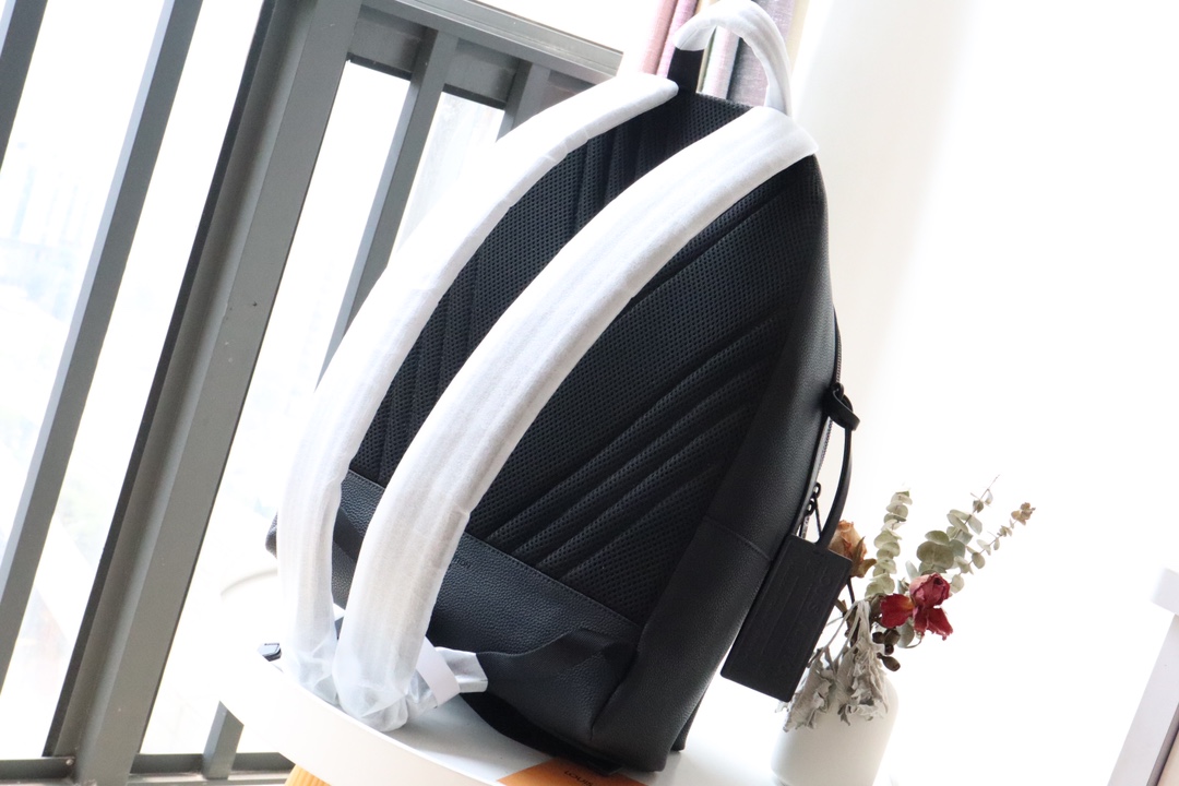l0vis Vvtt0n backpack aerogram in black m57079 43 x 30 x 14 cm