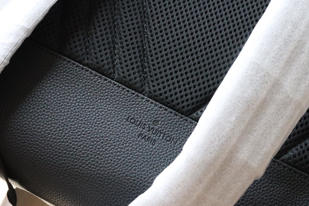 l0vis Vvtt0n backpack aerogram in black m57079 43 x 30 x 14 cm