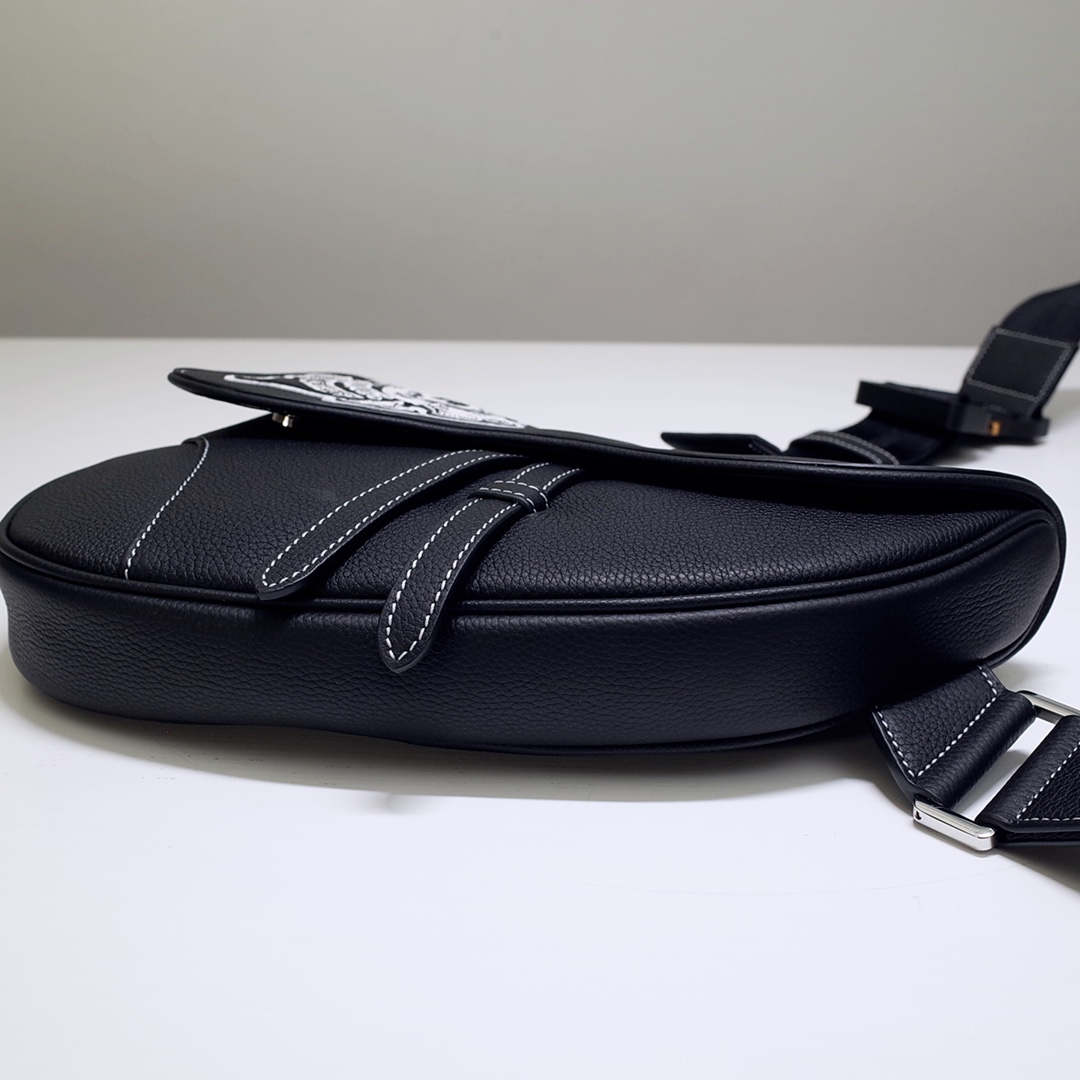 D10r pre-fall 2020 designs with artful editorial saddle bag 20 x 28.6 x 5 cm