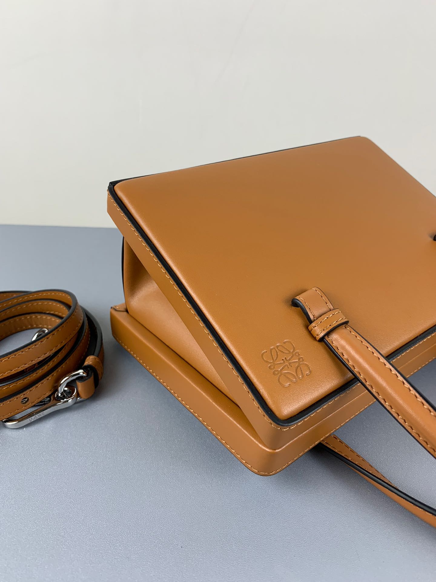 L0ew* postal small bag tan 309.56.w85 17 x 13.5 x 8.5 cm