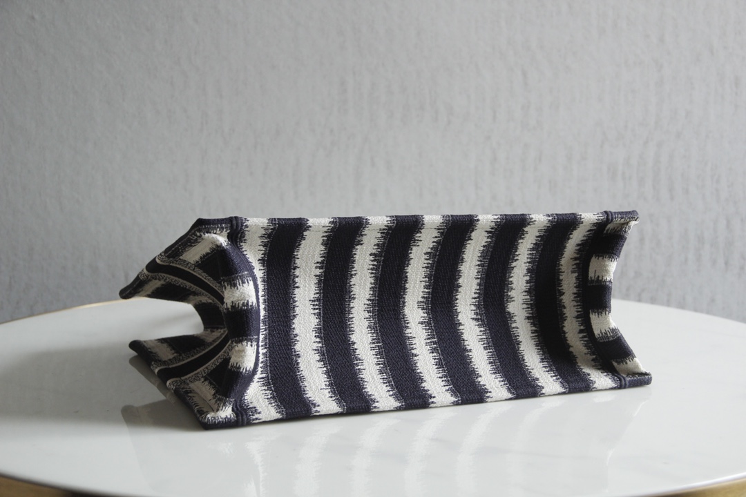 D10r book tote blue d-stripes embroidery m1286 41.5 x 34.5 x 16 cm