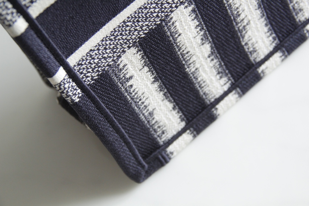 D10r book tote blue d-stripes embroidery m1286 41.5 x 34.5 x 16 cm