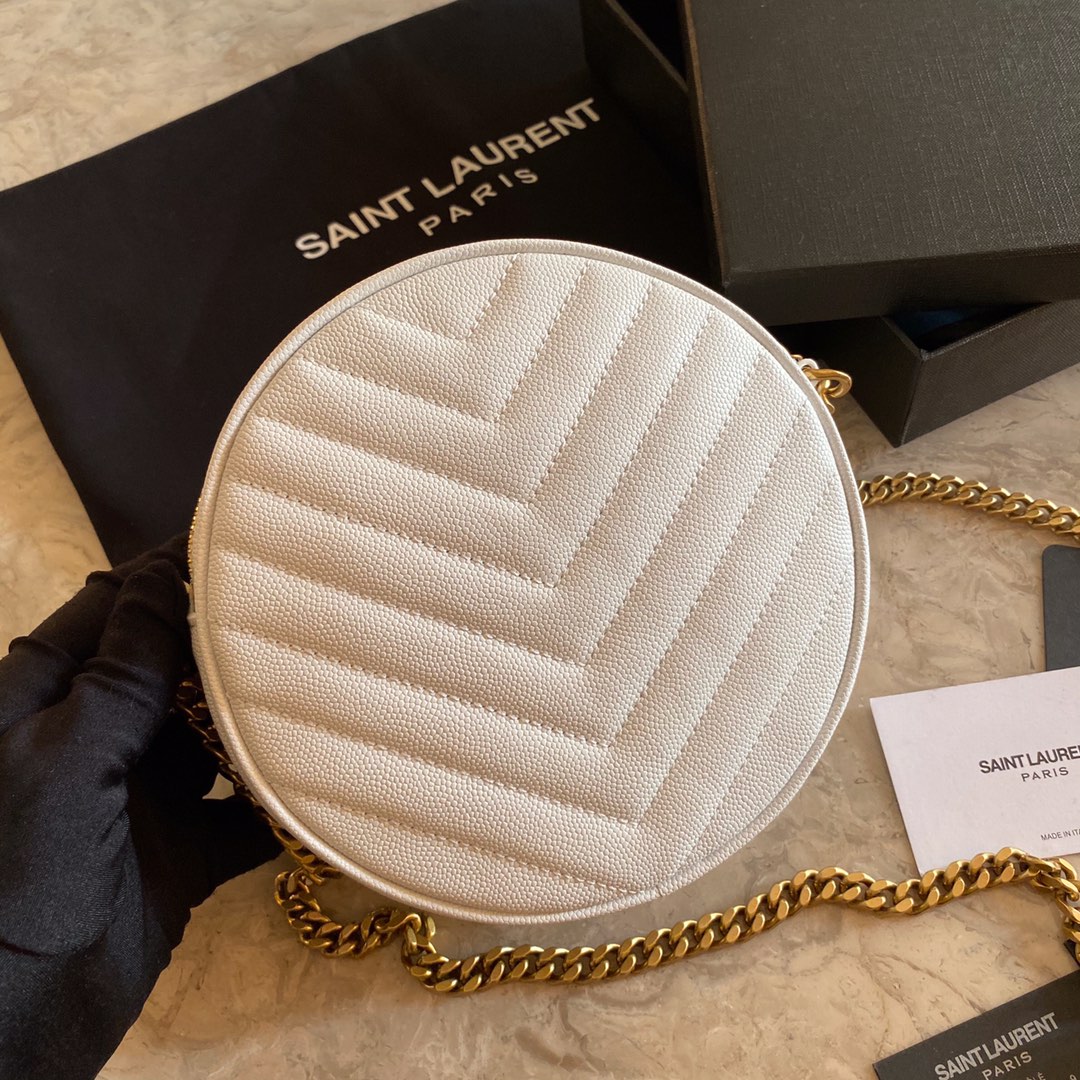 Y51 vinyle round camera bag in chevron-quilted grain de poudre embossed leather white 6104361 17 x 17 x 5.5 cm