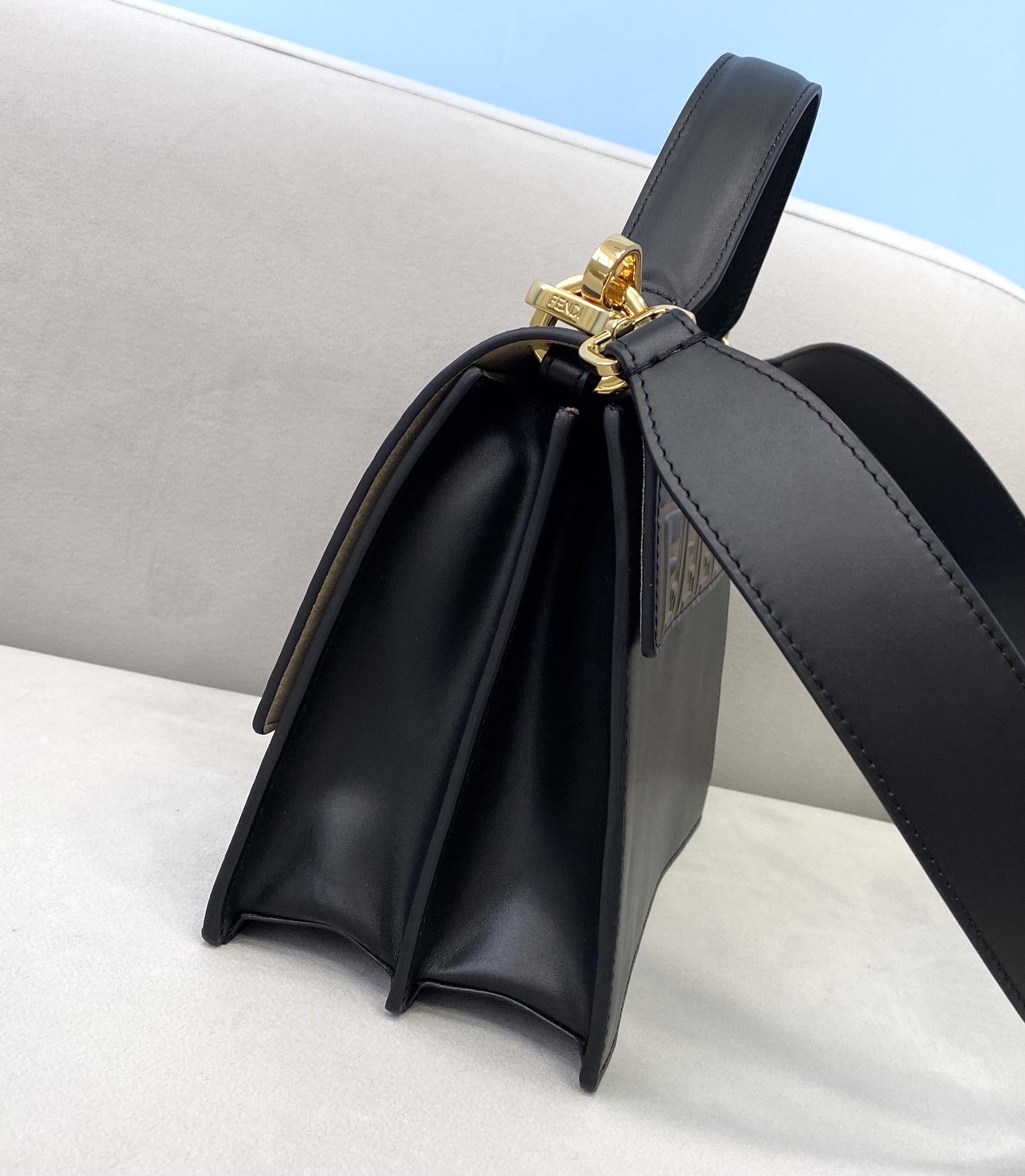 F**di kan u black leather bag 8bt315a5tyf13wb 26cm