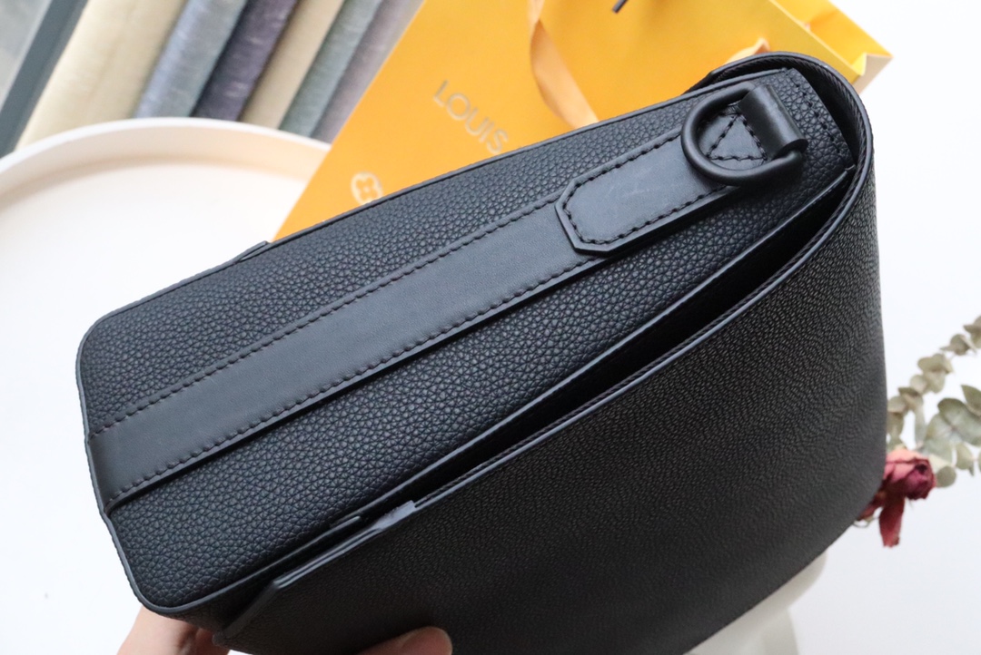 l0vis Vvtt0n messenger aerogram m57080 30.5 x 24 x 10 cm