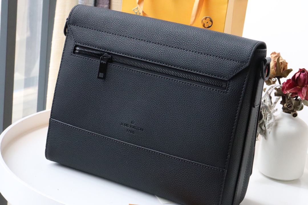 l0vis Vvtt0n messenger aerogram m57080 30.5 x 24 x 10 cm