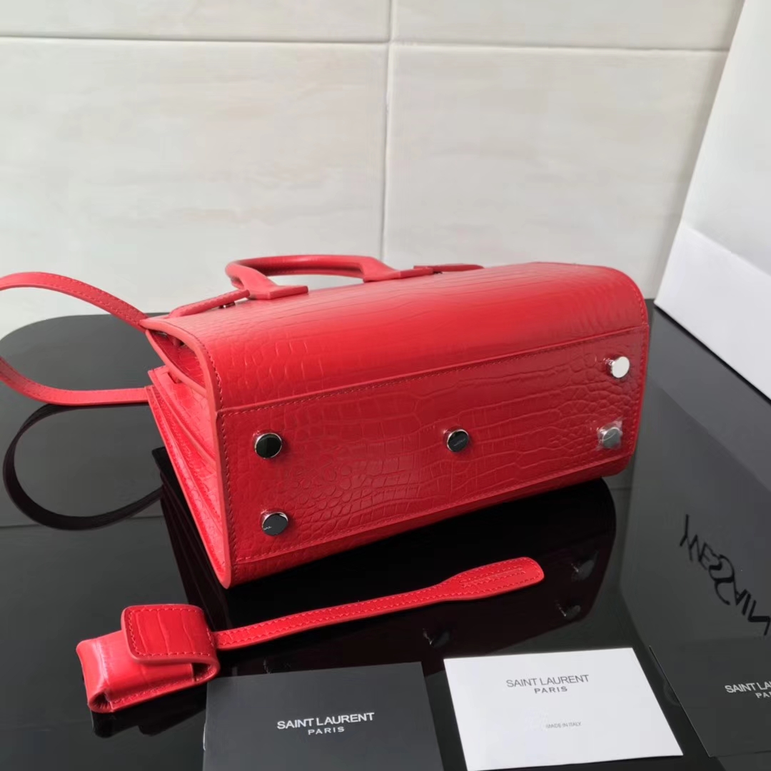 CLASSIC SAC DE JOUR NANO IN EMBOSSED CROCODILE SHINY LEATHER ROUGE EROS 392035 22 x 18 x 11 cm