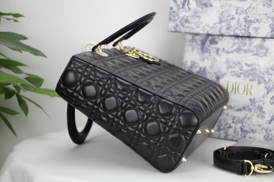 D10r large lady D10r bag cannage lambskin black m0566onge 32 x 25 x 11 cm