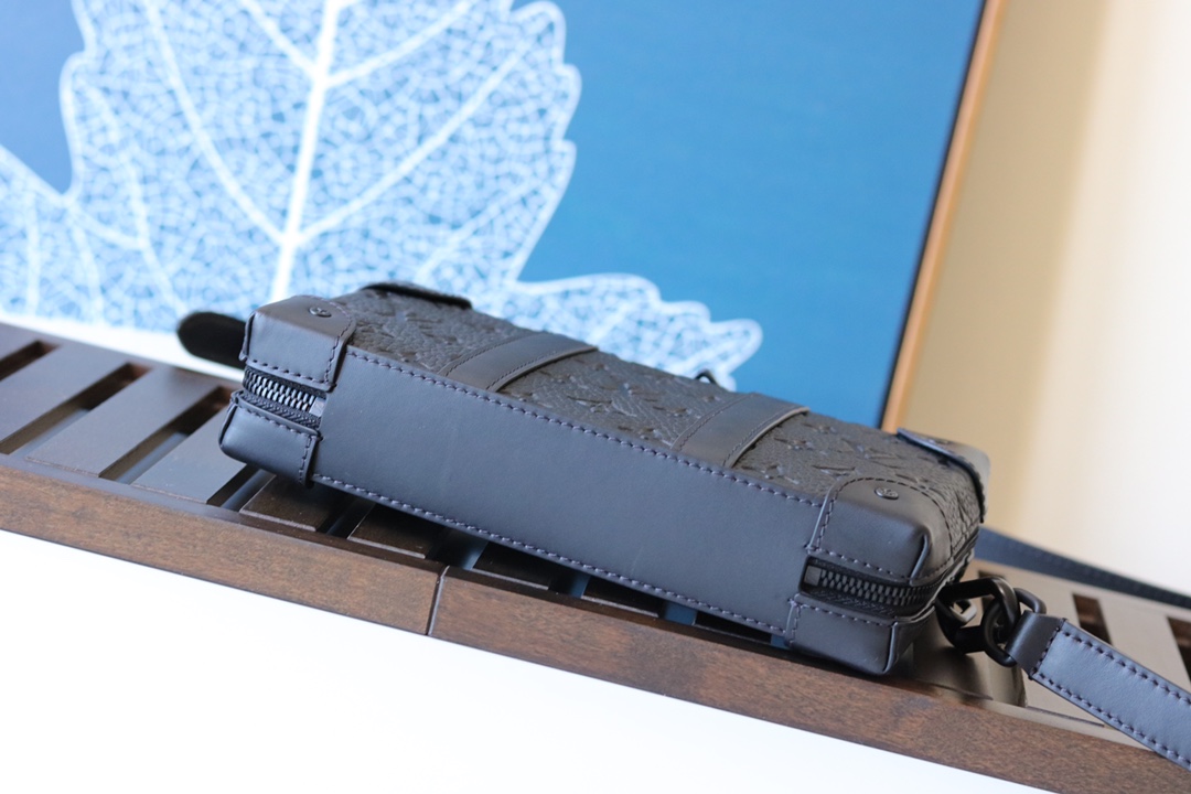 l0vis Vvtt0n soft trunk wallet taurillon monogram m80224 22.5 x 14 x 5 cm