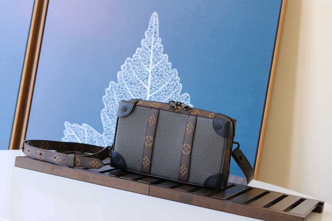 l0vis Vvtt0n soft trunk wallet taiga leather m30697 22.5 x 14 x 5 cm