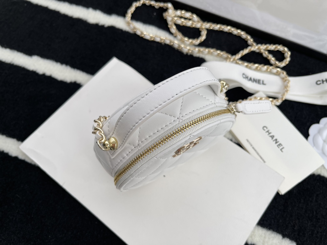 Ch**el biscuit round bag white 12 cm