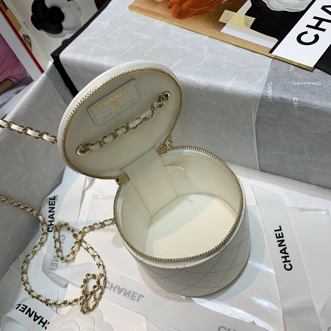 Ch**el small vanity with chain lambskin & gold-tone metal white & black ap2193 9 x 10 x 10 cm