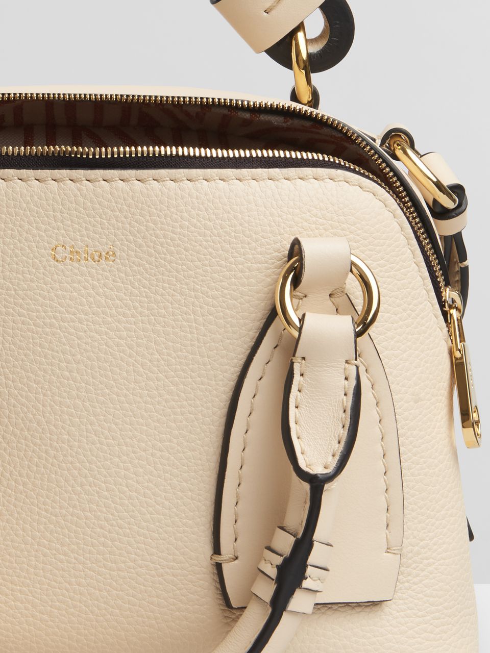 CHLOÉ DARIA Small Bag In Grained & Shiny Calfskin Sweet Beige CHC20US361C6224Q 22 x 9 x 18 cm