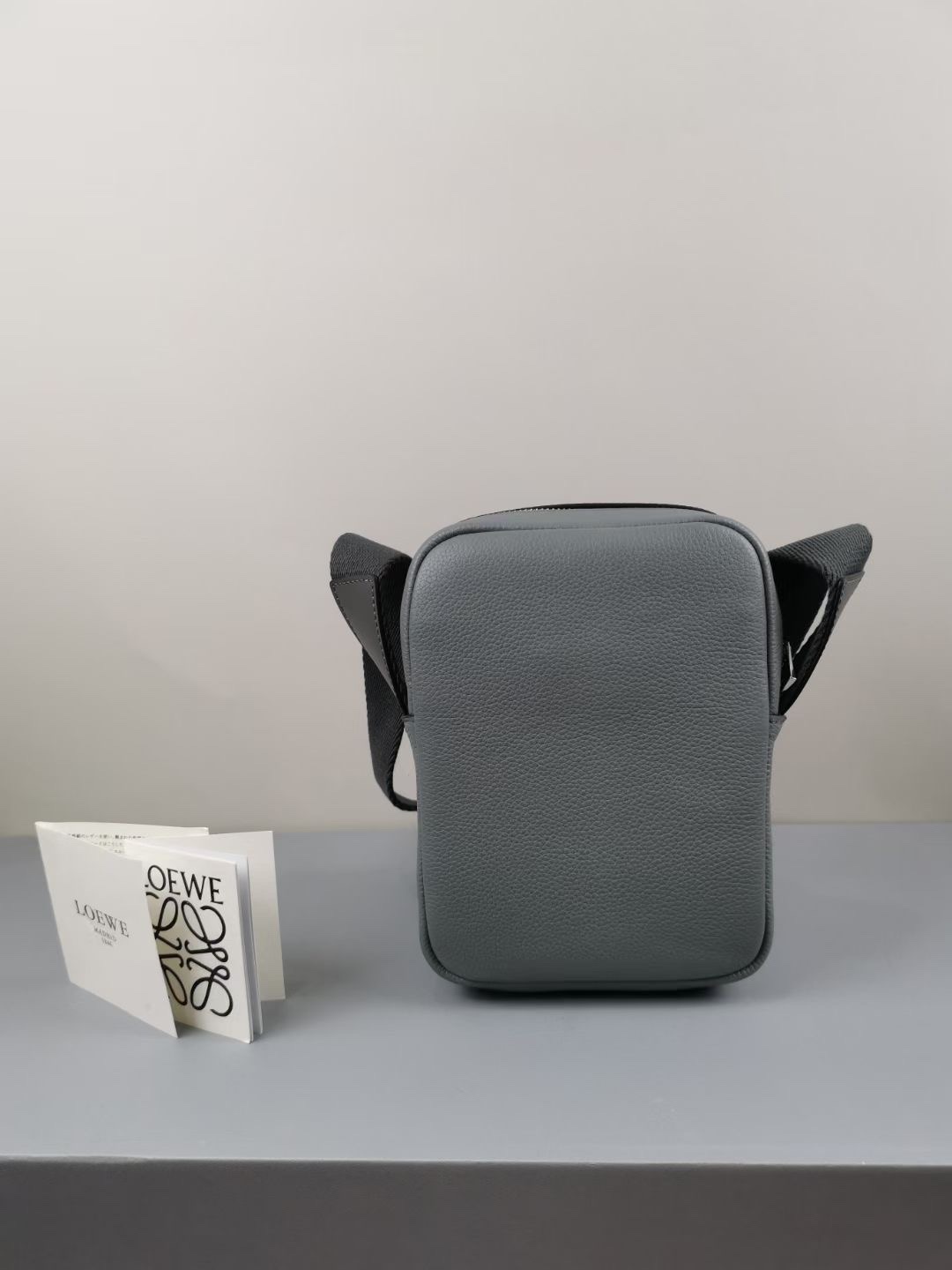 L0ew* xs military crossbody in soft grained calfskin anthracite b553p59x01 22 x 14 x 9 cm