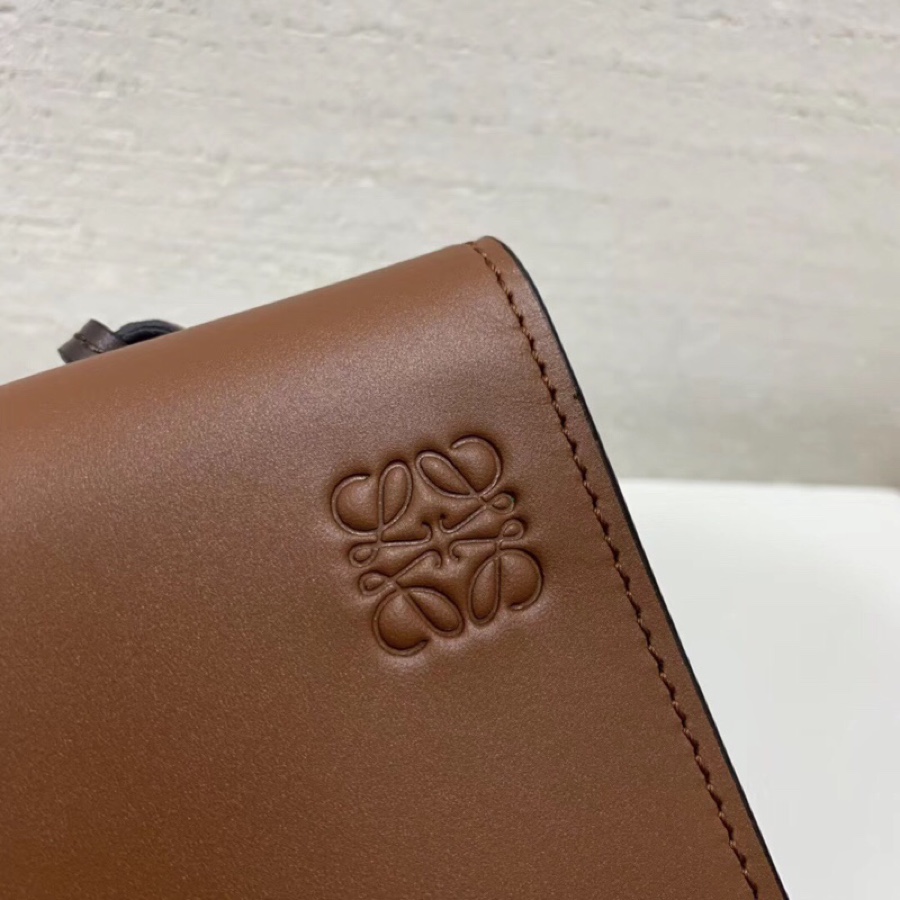 L0ew* flat gusset crossbody bag in smooth calfskin cognac 335.54.z33 13 x 3 x 18 cm