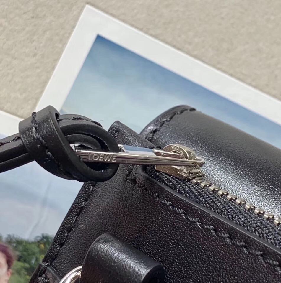 L0ew* flat gusset crossbody bag in smooth calfskin black 335.54.z33 13 x 3 x 18 cm