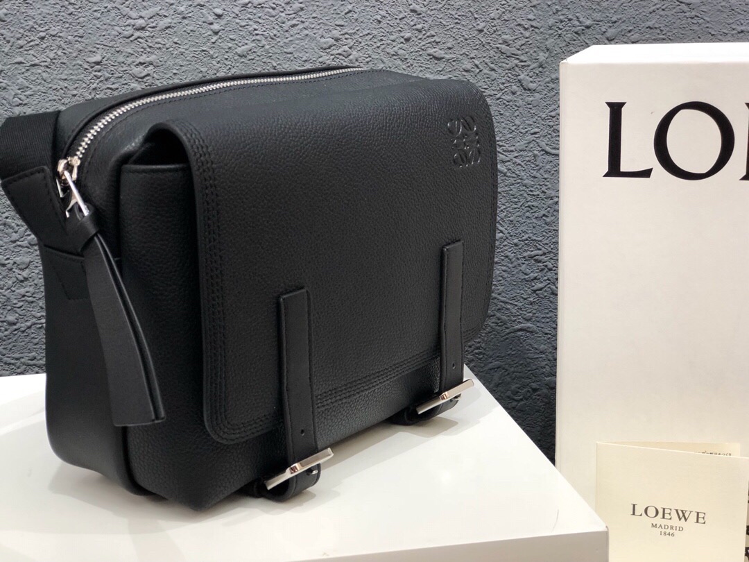 L0ew* xs military messenger bag in soft grained calfskin black 317.12aa72 24.5 × 18 × 10.5 cm