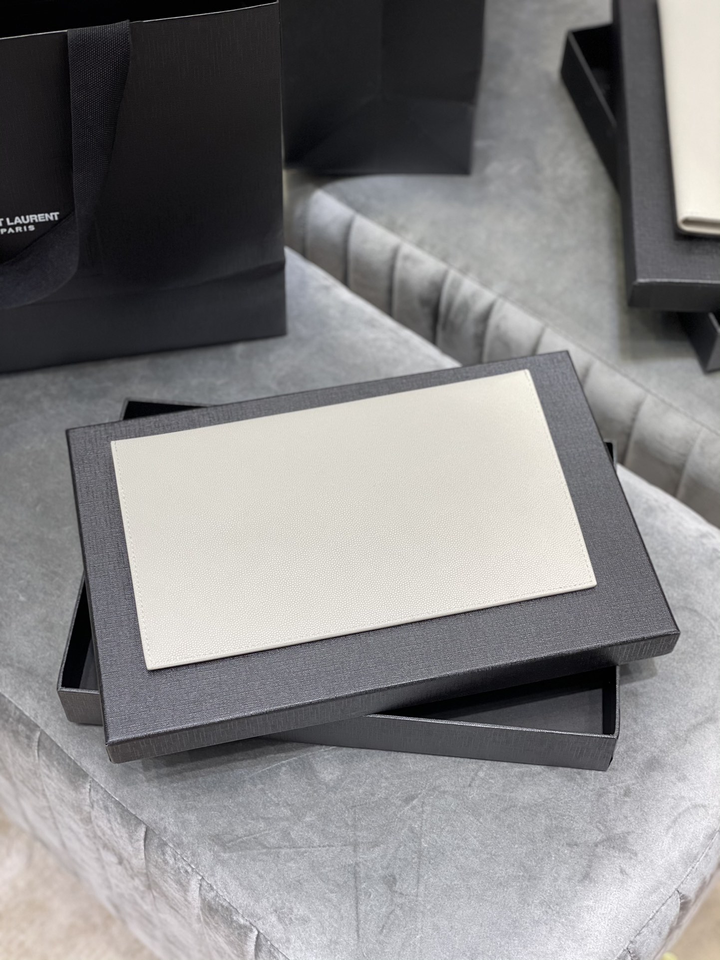 Y51 uptown pouch in grain de poudre embossed leather blanc vintage 5657391 27 × 16 × 2 cm