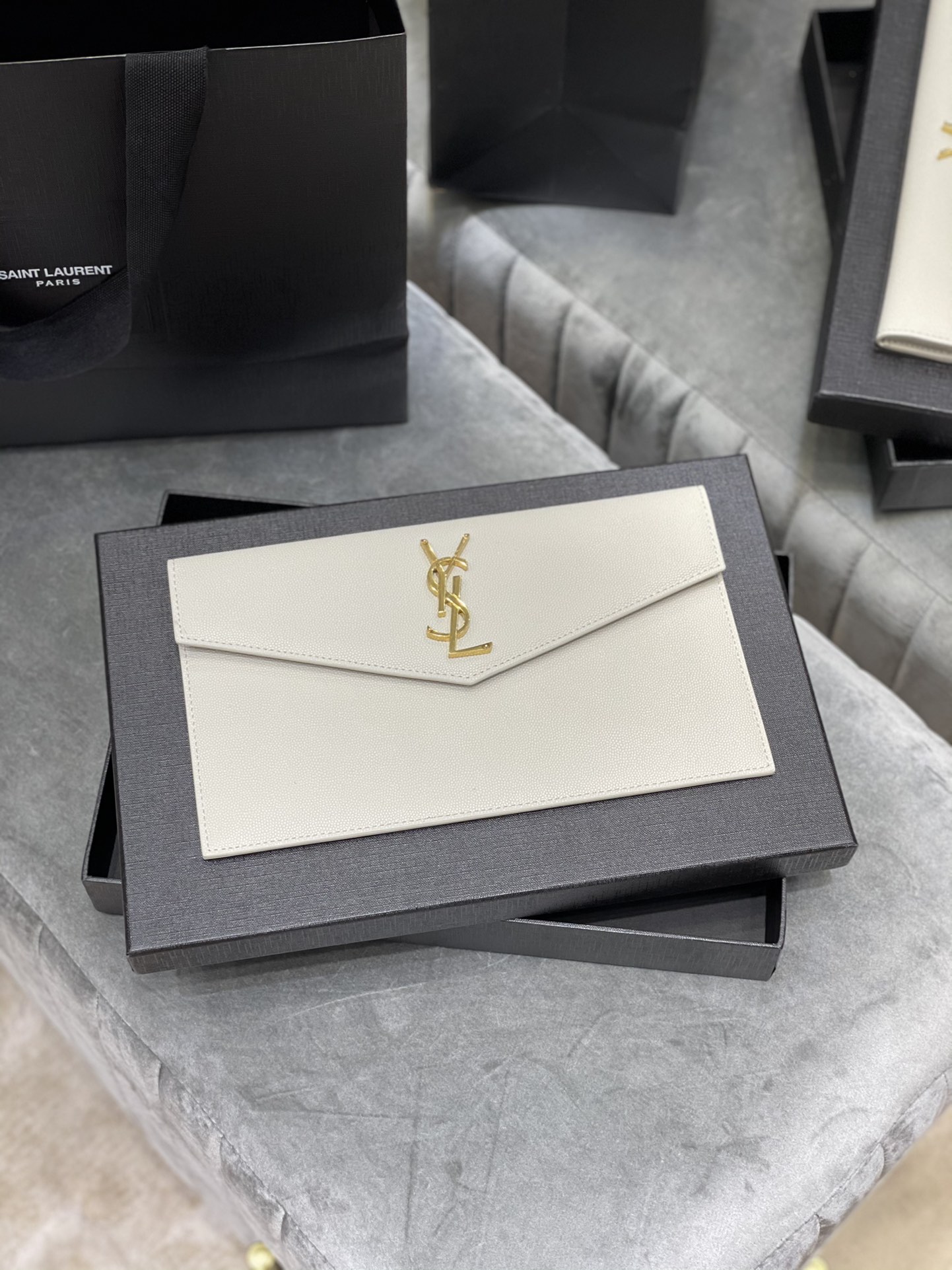 Y51 uptown pouch in grain de poudre embossed leather blanc vintage 5657391 27 × 16 × 2 cm