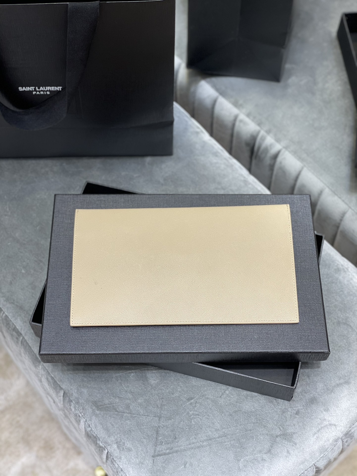 Y51 uptown pouch in grain de poudre embossed leather dark beige 5657391 27 × 16 × 2 cm