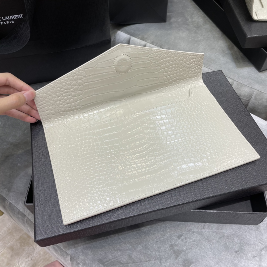 Y51 uptown pouch in crocodile embossed shiny leather blanc vintage 565739 27 × 16 × 2 cm
