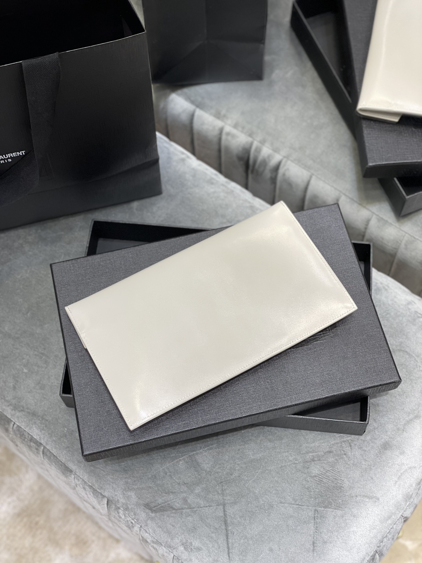 Y51 uptown pouch in shiny embossed leather blanc vintage 565739 27 × 16 × 2 cm