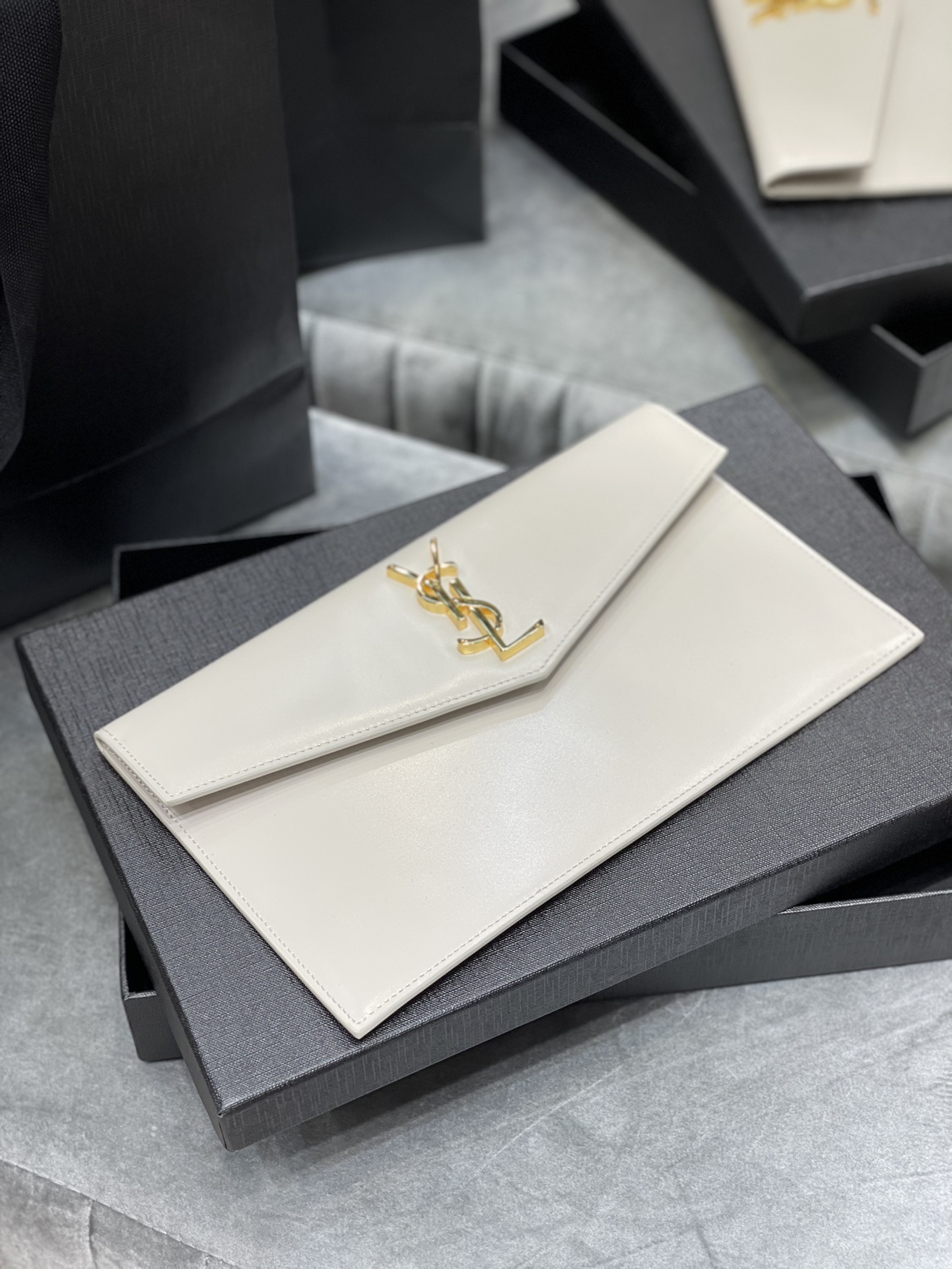 Y51 uptown pouch in shiny embossed leather blanc vintage 565739 27 × 16 × 2 cm