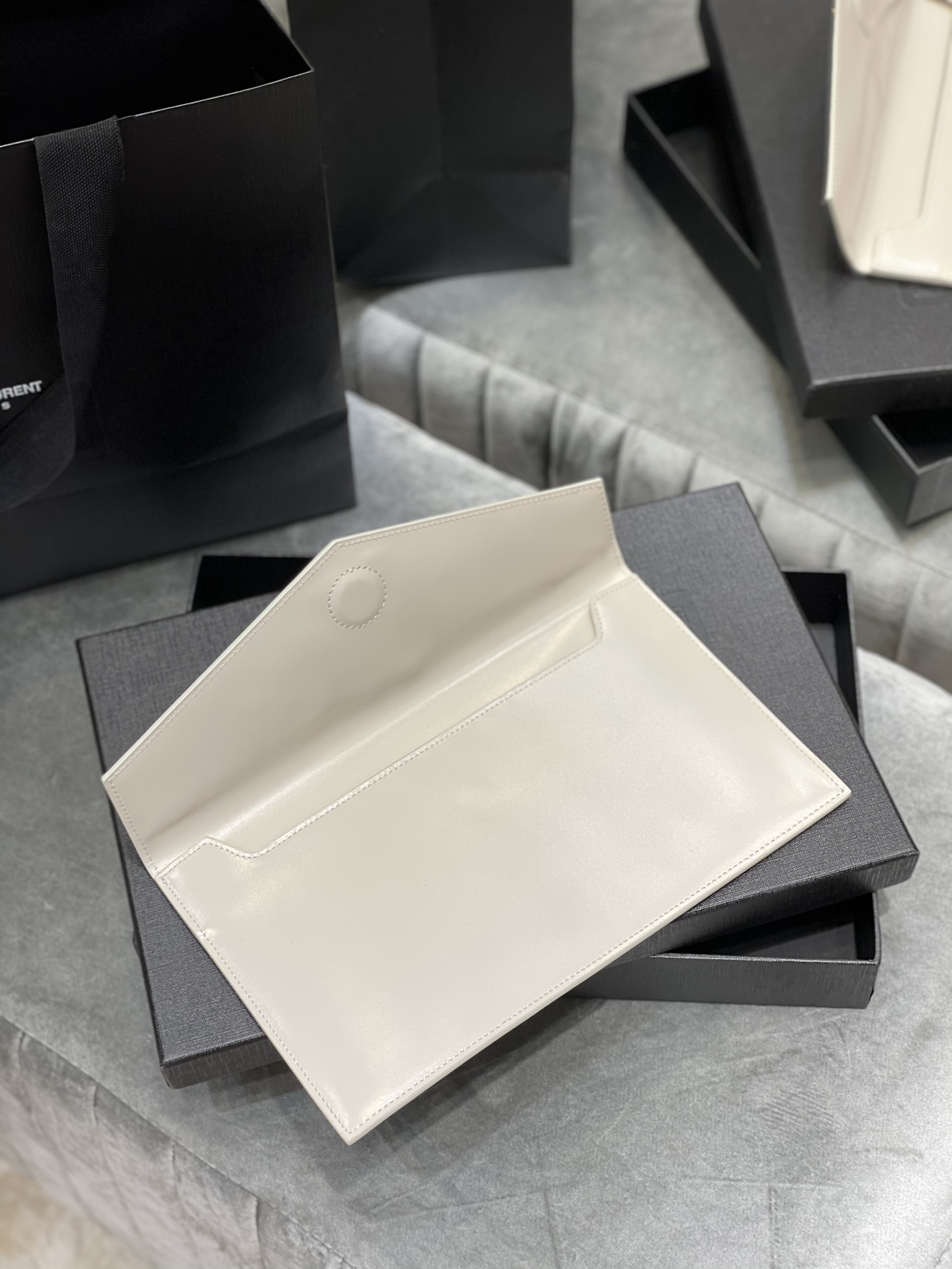 Y51 uptown pouch in shiny embossed leather blanc vintage 565739 27 × 16 × 2 cm