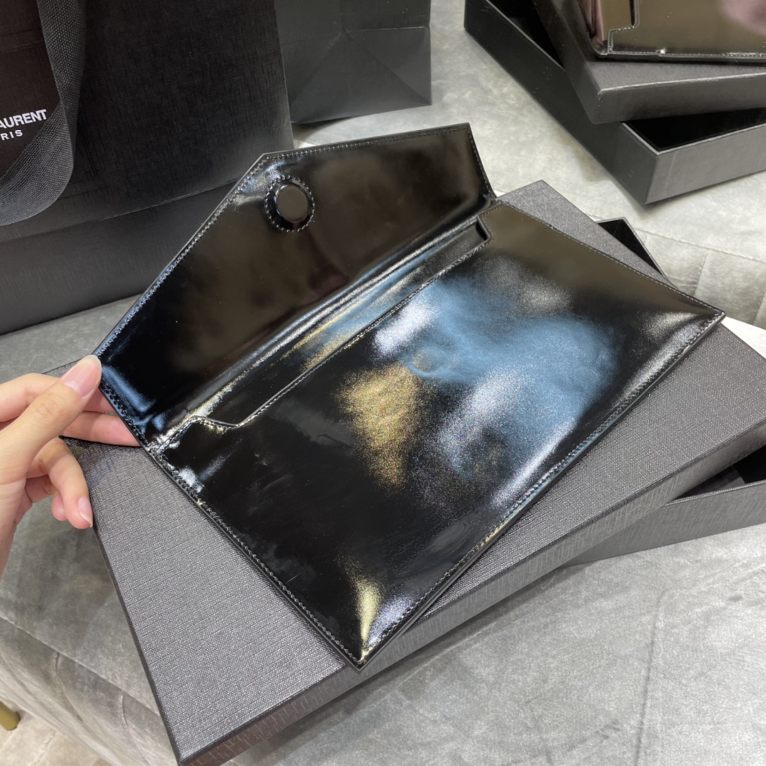 Y51 uptown pouch in shiny embossed leather black 565739 27 × 16 × 2 cm