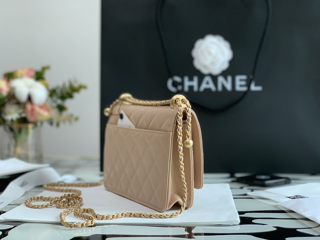 Ch**el wallet on chain calfskin & gold-tone metal beige ap2289 19cm