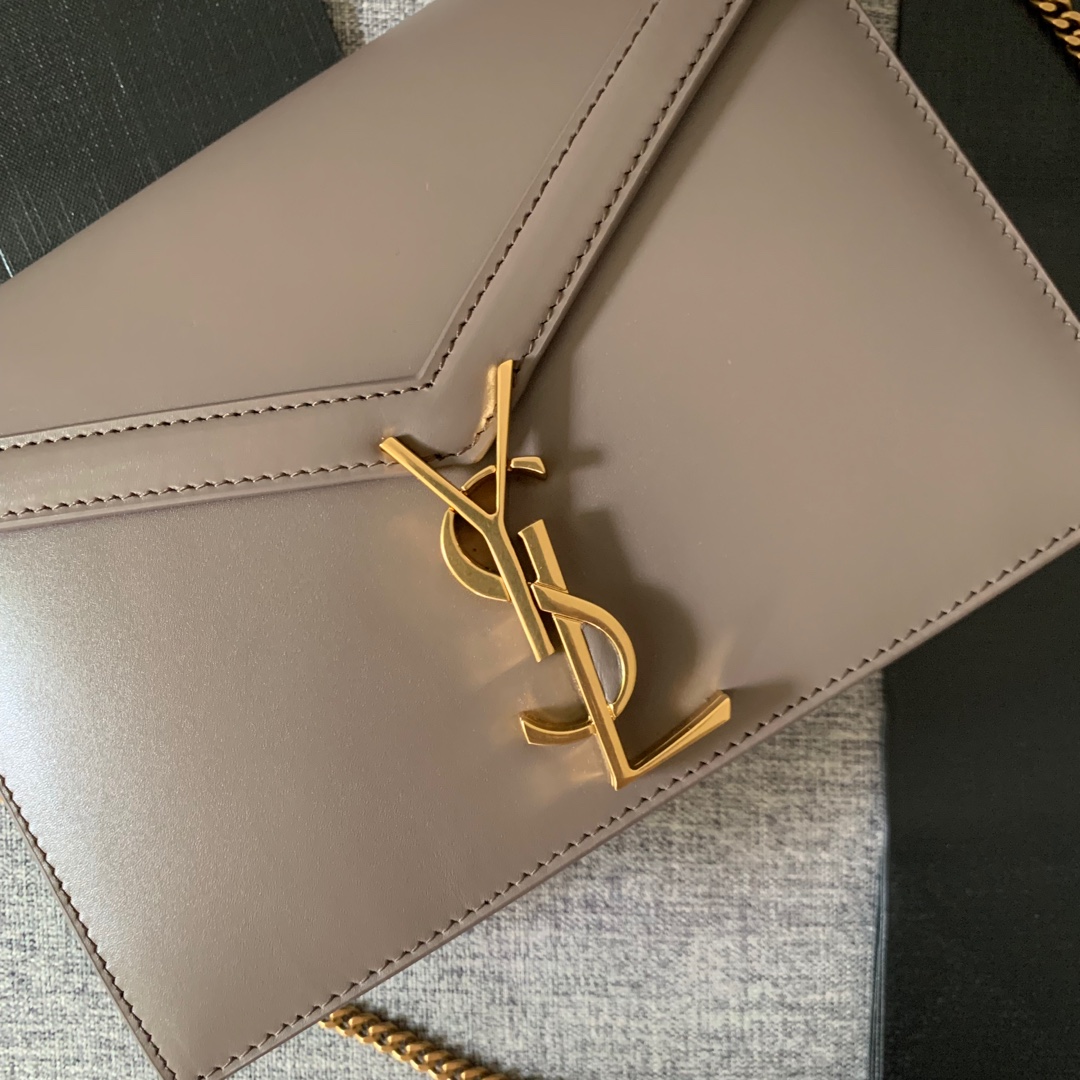 Y51 cassandra monogram clasp bag in grain de poudre embossed leather dark beige 532750 22 x 16.5 x 5.5 cm