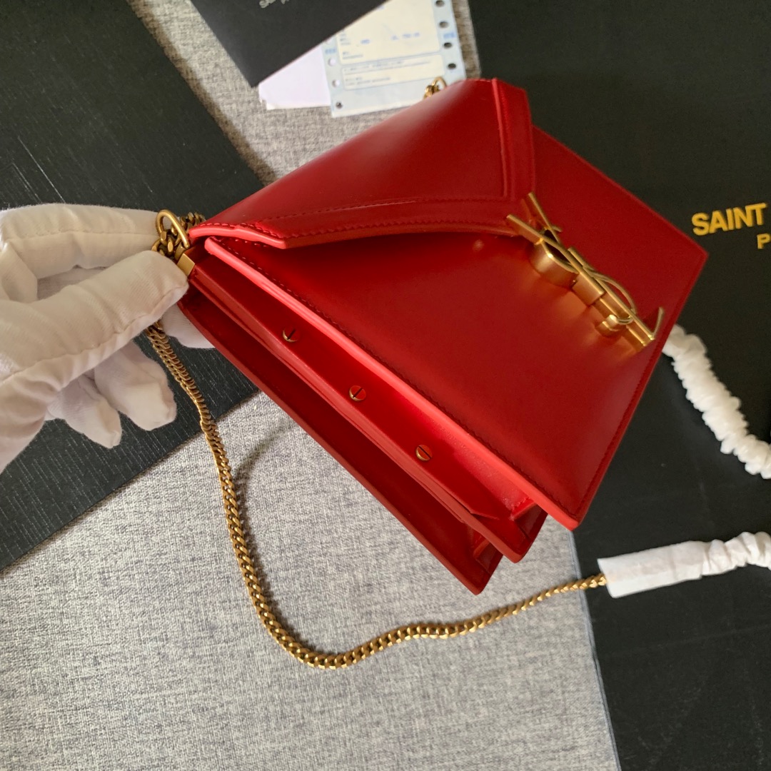 Y51 cassandra monogram clasp bag in grain de poudre embossed leather rouge eros 532750 22 x 16.5 x 5.5 cm