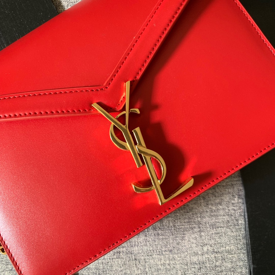 Y51 cassandra monogram clasp bag in grain de poudre embossed leather rouge eros 532750 22 x 16.5 x 5.5 cm