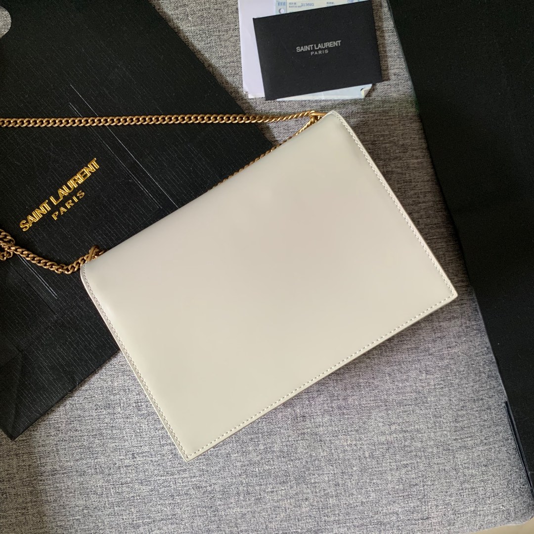 Y51 cassandra monogram clasp bag in grain de poudre embossed leather blanc vintage 532750 22 x 16.5 x 5.5 cm