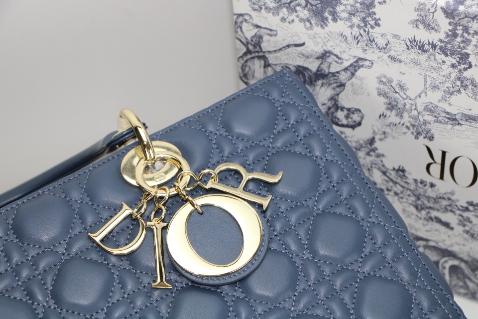 D10r large lady D10r bag cloud blue cannage lambskin m0566 32 x 25 x 11 cm