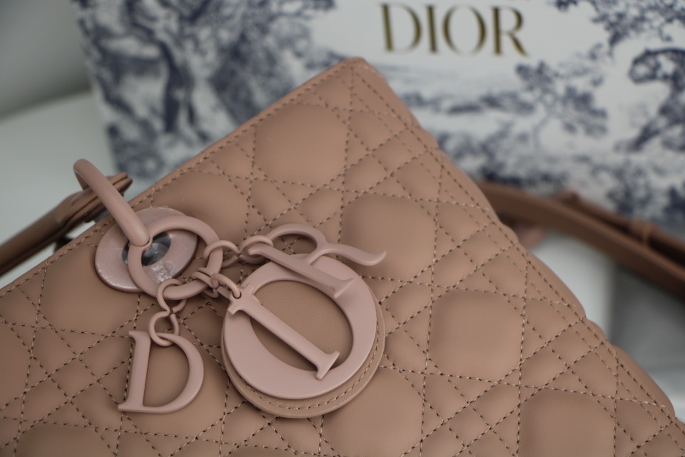 D10r large lady D10r bag blush ultramatte cannage calfskin m0566 32 x 25 x 11 cm